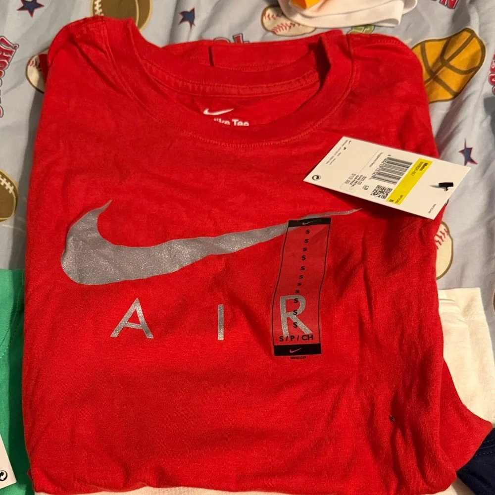 SET OF 5 BRAND NEW NIKE Adult
Assorted Graphic T-Shirts in Red, Blue, and Green - Picture 2 of 6